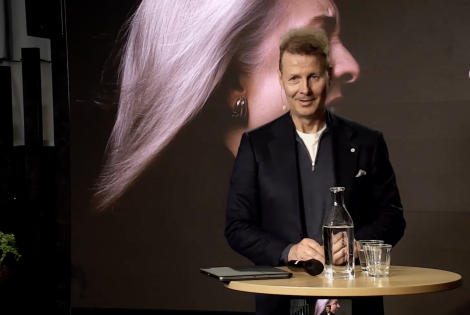 Risto Siilasmaa esiintymislavalla.