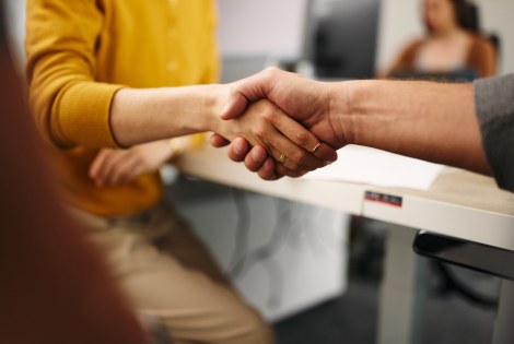 Henkilöt kättelevät.