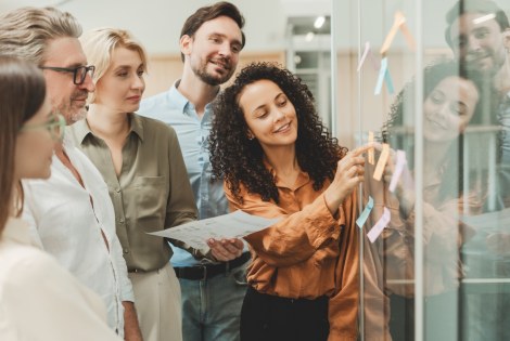 ihmisiä, post it lappu, mies, nainen