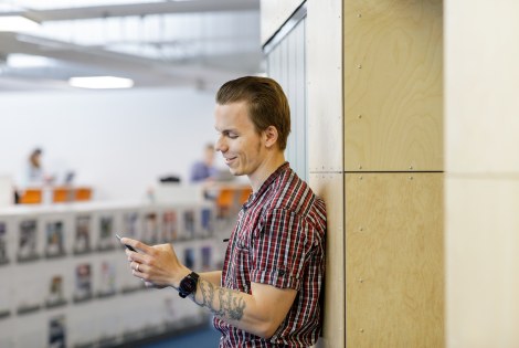 Ihminen kirjastossa.