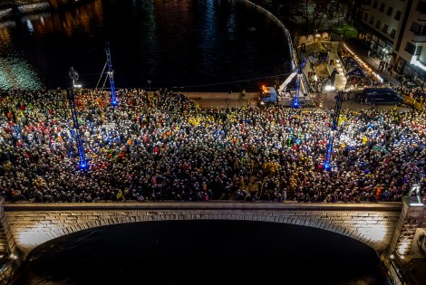 Ihmispaljoutta Hämeensillalla vappuna.