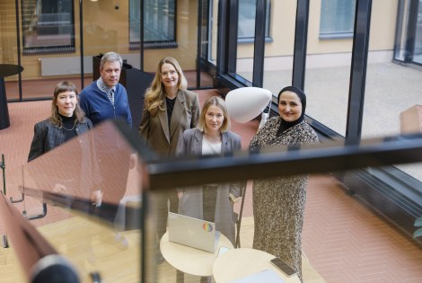 Swecon työntekijöitä seisoo portaikon alla ryhmänä.