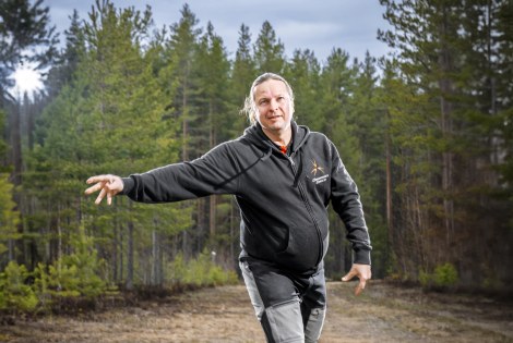 Ville Nivalainen heittämässä frisbeetä.