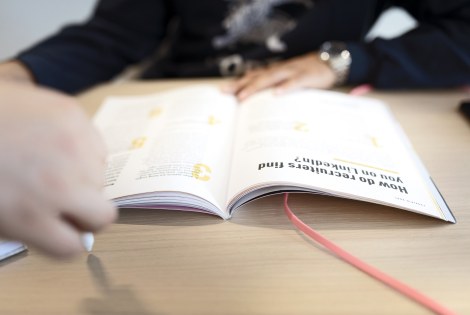 Henkilö katsoo Työkirjaa.