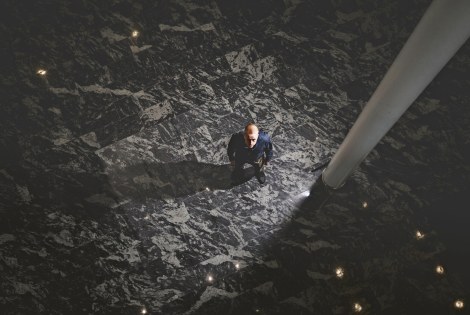 Mikko Majamaa tummassa tilassa yläkulmasta kuvattuna.