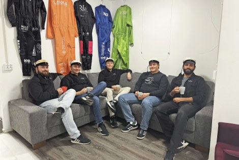 Nuorten valiokunta istuskelemassa.