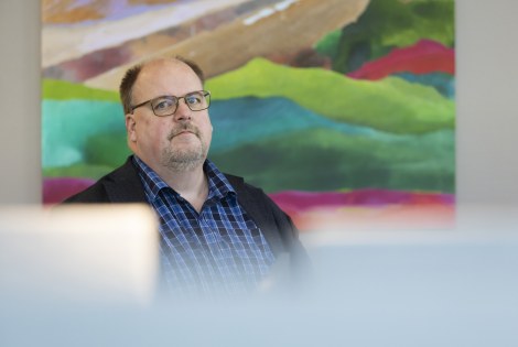 Staffan Österholm katsoo kameraan.