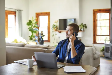 luottamushenkilö, mies, puhelin, tietokone, pöytä 