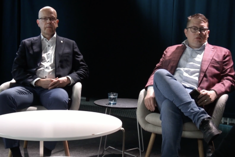 Teemu Hankamäki ja Juhani Nokela istuvat pöydän ääressä.