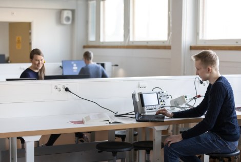 Henkilöitä tutkimassa.