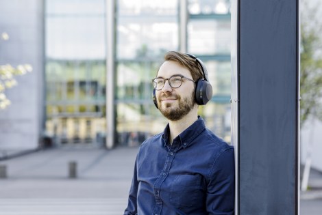 Henkilö kuulokkeet päässä.