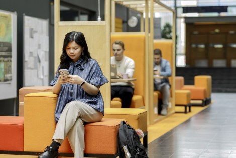 Henkilöitä katsomassa puhelimia.