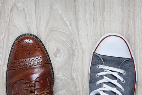 Kuvassa toimistokenkä ja tennari.