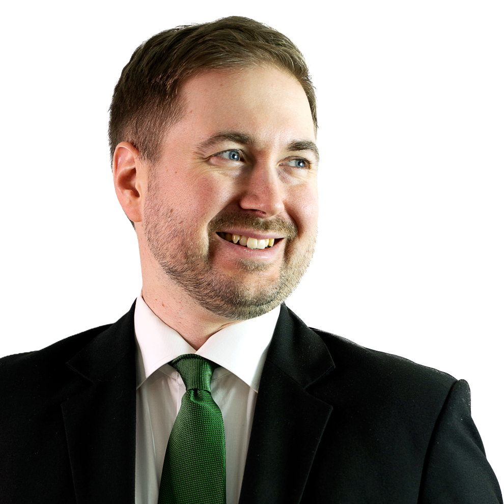 Lauri Lavanti hymyilemässä ja katsomassa oikealle, päällään musta puku, valkoinen kauluspaita ja vihreä kravatti.