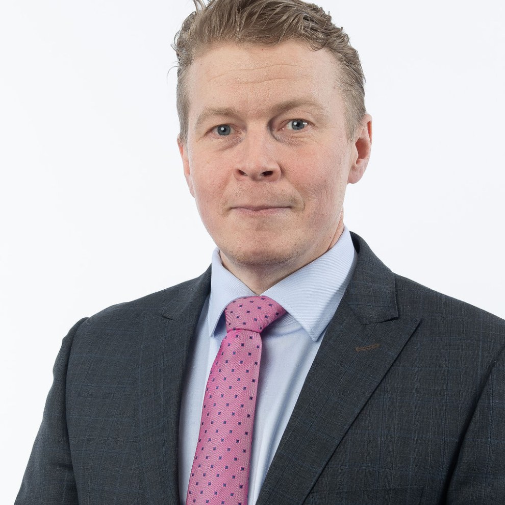 Ylimaailmallisen komea mies vaaleanpunaisessa kravatissa