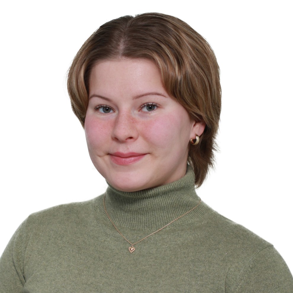 Kuva Milla Martikaisesta. Vihreä poolopaita, lyhyet ruskeat hiukset.