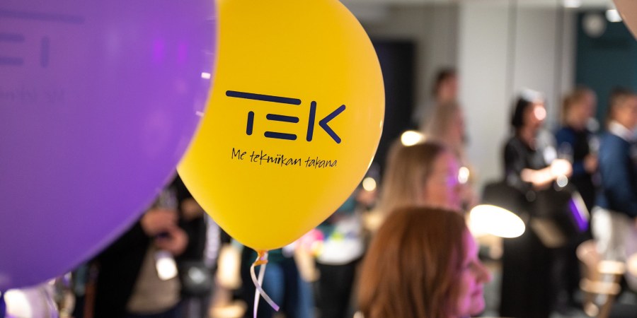 Ilmapalloja joissa lukee TEK.