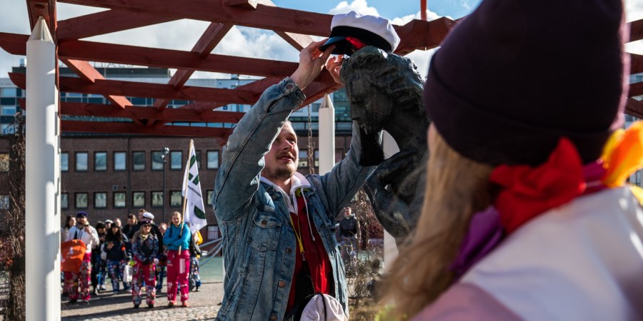 Robin Karlsson ja Marjatta-patsaan lakitus.