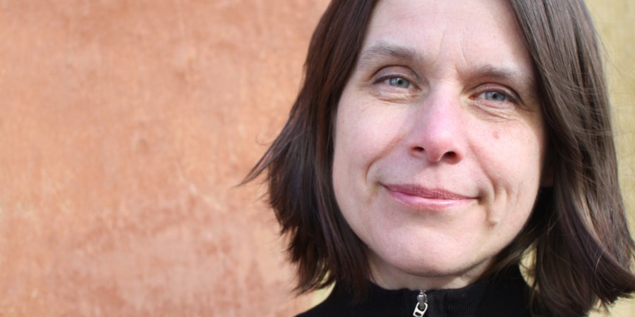 Anneli Miettinen yllään musta takki.