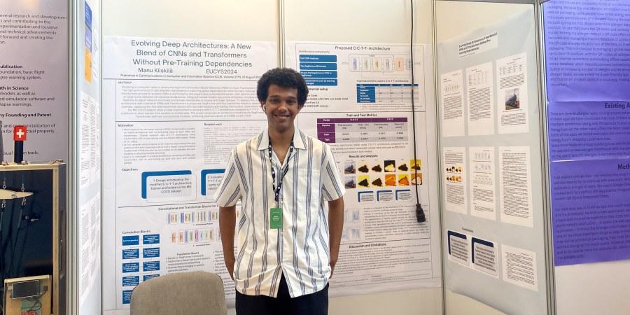 Manu Kiiskilä seisoo ständinsä edessä EUCYS-kilpailussa.