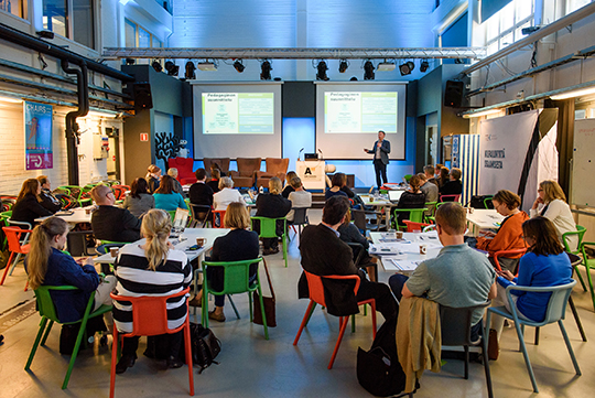 Tekniikan pedagogiikan professori Petri Nokelainen (TTY) Aalto Design Factoryn lavalla 12.5.